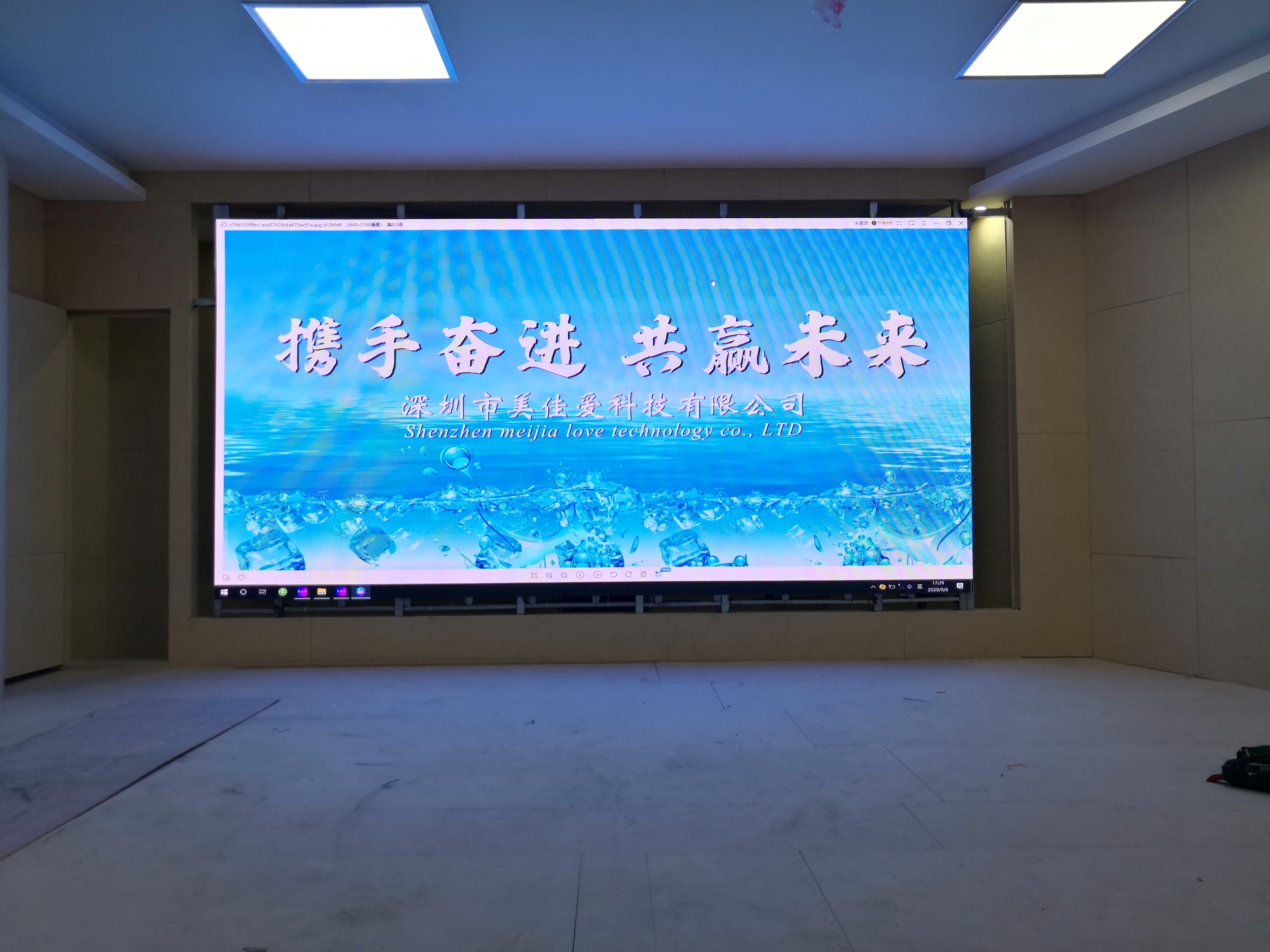 室內全彩P2.5LED顯示屏-焊接壁掛支架-青海火車站